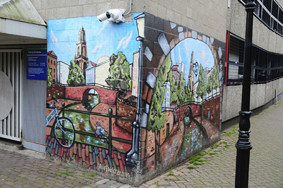 900363 Afbeelding van een muurschildering van de Verfdokter, voorstellende de Oudegracht te Utrecht, op de ...